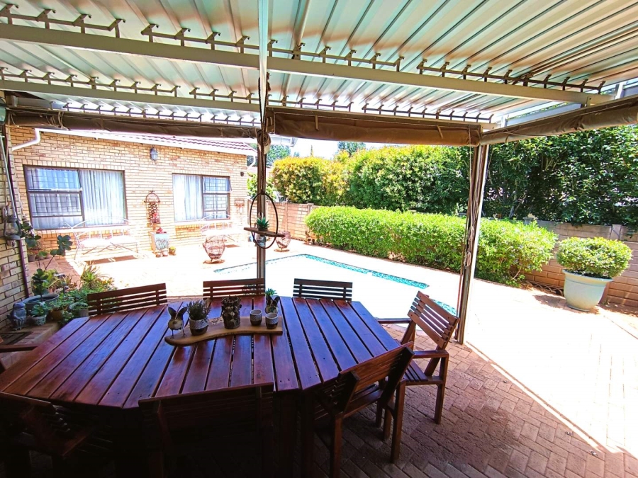 5 Bedroom Property for Sale in Langenhovenpark Free State